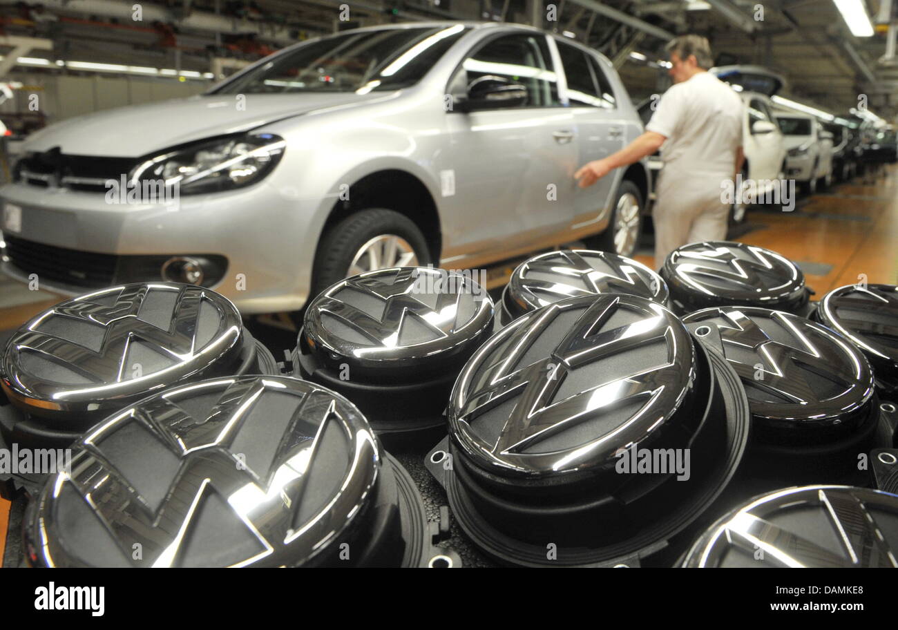 Un file immagine datata 24 febbraio 2011 illustra la produzione di un campo di golf e Tiguan veicolo alla Volkswagen sede principale stabilimento a Wolfsburg, in Germania. Il tedesco top-vendita di imprese ha avuto un proficuo anno 2010. Le 500 maggiori società sinistra la crisi economica dietro e fatta una media plus di circa 11,8 per cento secondo daily 'Die Welt". La Germania è di gran lunga migliore di vendita-com Foto Stock