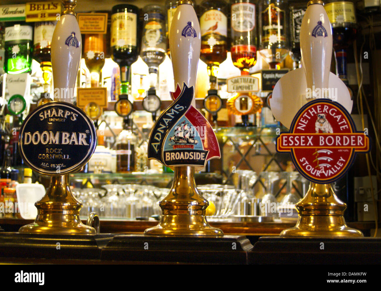Real ale handpumps e le graffe della pompa su un pub bar Foto Stock