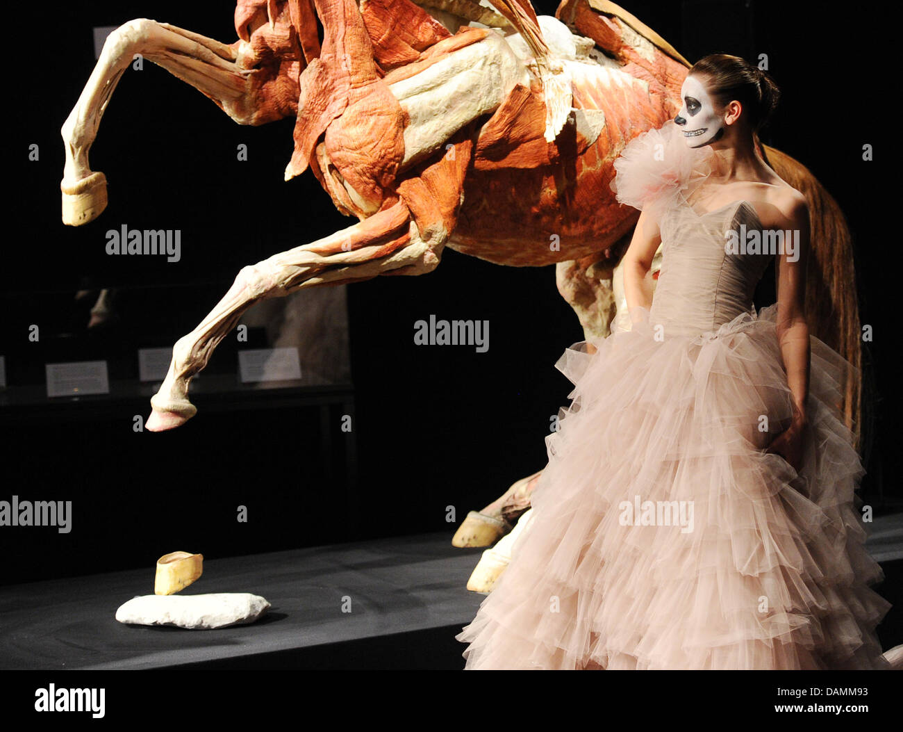 Un modello presenta una creazione dal designer armeno Eduard Howhannisjan in Exhibition "mondi del corpo e la storia del cuore" da Plastinator Gunther von Hagens a Postbahnhof a Berlino (Germania), 22 giugno 2011. Foto: Jens Kalaene Foto Stock