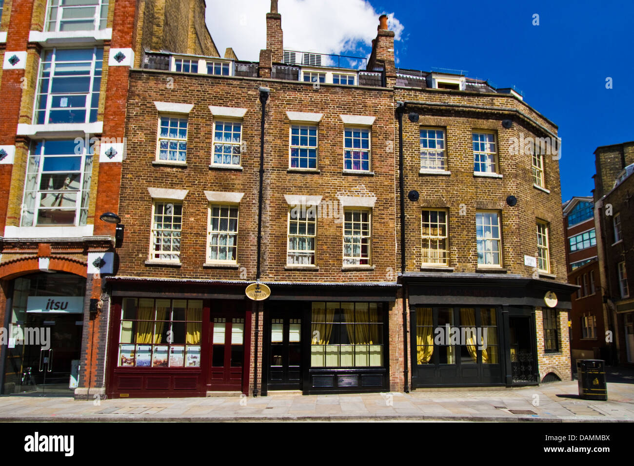 Cowcross Street edifici vicino alla stazione di Farringdon, Londra Foto Stock