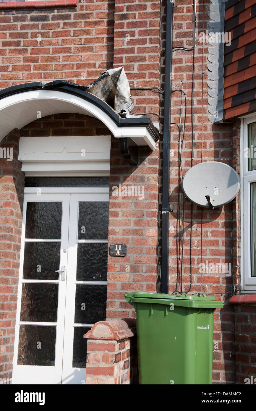 Portare il tetto che è stato aggredito dai ladri di metallo in Southport Merseyside, un bin è stata utilizzata per accedere al tetto Foto Stock