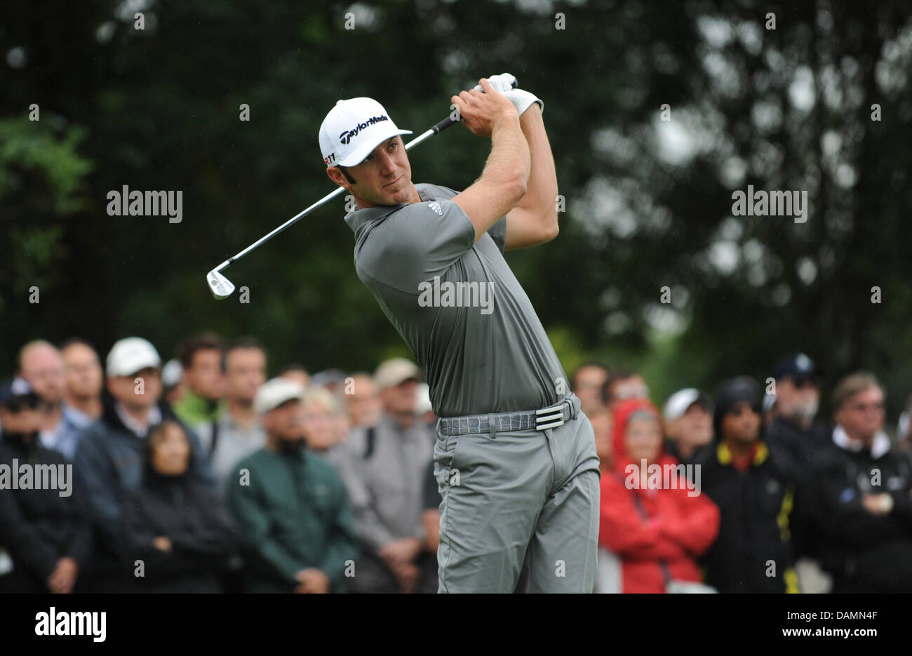 Der US-amerikanische Golfprofi Dustin Johnson schlägt den sfera ab am Freitag (24.06.2011) bei den BMW Open 2011 in Eichenried bei München (Alta Baviera). Foto: Andreas Gebert dpa/lby Foto Stock