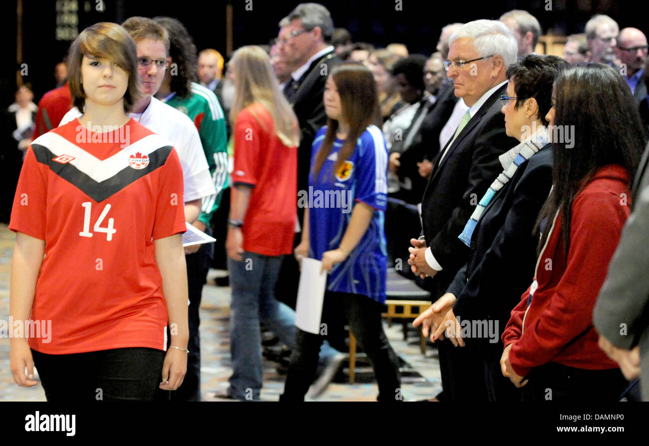 Giovani donne abbigliate nelle maglie dei partecipanti Coppa del Mondo unite frequentare l'apertura ecumenica service per le donne del campionato mondiale di calcio presso la chiesa memoriale del Kaiser Wilhelm a Berlino, Germania, 26 giugno 2011. Il 26 giugno 2011, Germania e Canada si gioca la partita di apertura della FIFA Coppa del Mondo Donne nello Stadio Olimpico di Berlino. Foto: MAURIZIO GAMBARINI Foto Stock