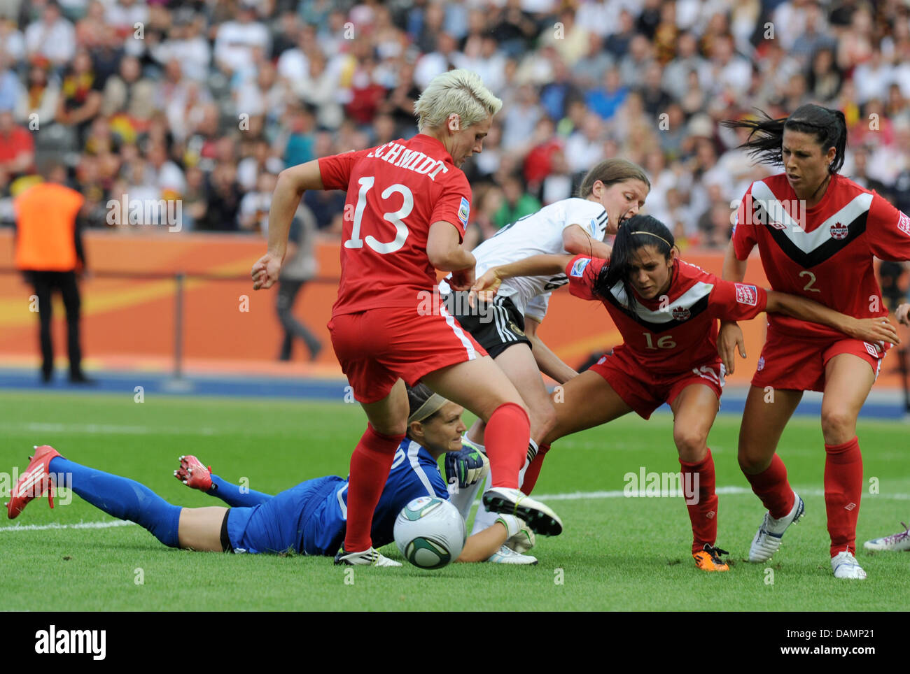 Kerstin Garefrekes (C) della Repubblica federale di Germania e Emily Zurrer (R-L), Jonelle Filigno, Sophie Schmidt e goalie Erin McLeod del Canada in lotta per la palla durante il Gruppo una partita Germania contro il Canada di FIFA Coppa del Mondo Donne torneo di calcio all'Olympiastadion di Berlino, Germania, 26 giugno 2011. Foto: Rainer Jensen +++(c) dpa - Bildfunk+++ Foto Stock