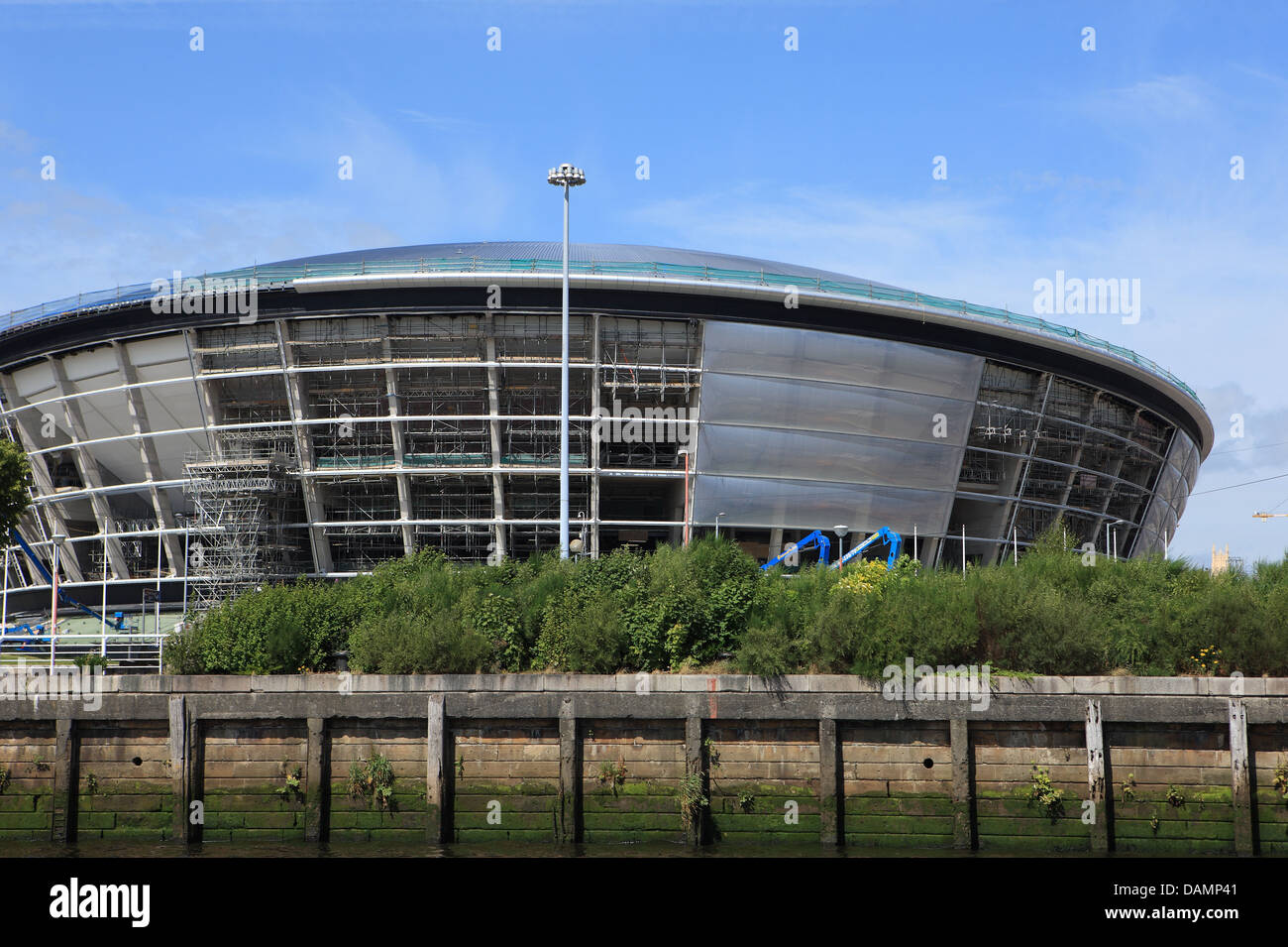 La Hydro Arena di Glasgow in costruzione e la vista dal fiume Cyde Foto Stock