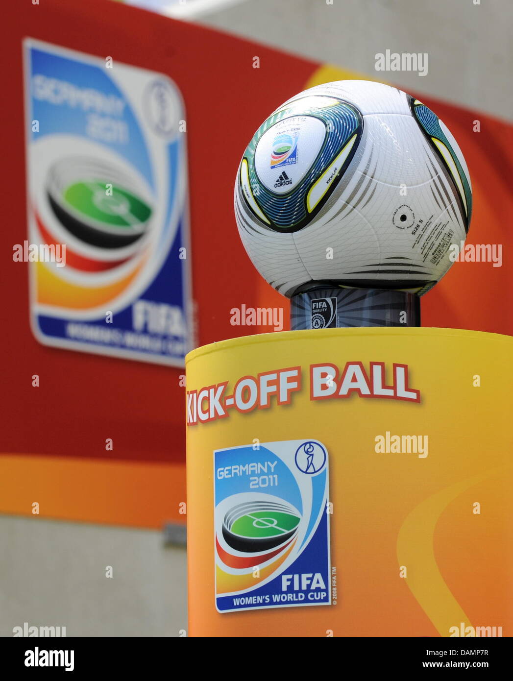 Gazzetta match ball è raffigurato prima del gruppo un match Nigeria contro la Francia della FIFA Coppa del Mondo Donne torneo di calcio alla Rhein Neckar Arena a Sinsheim, Germania, 26 giugno 2011. Foto: Bernd Weissbrod dpa/lsw Foto Stock