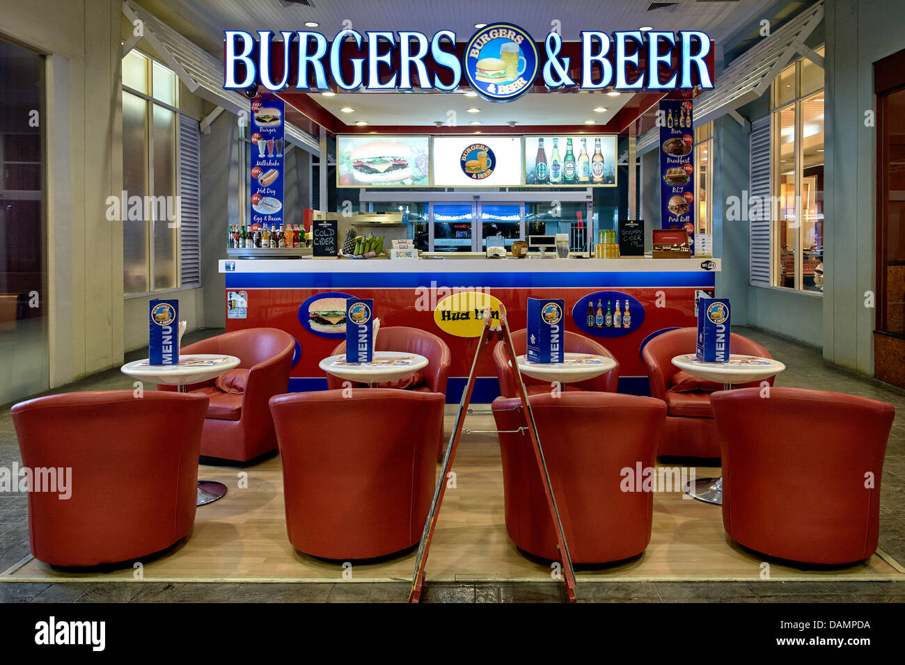 Burger e Beer bar, situato all'interno di un centro commerciale, con posti a sedere colorati. Thailandia Sud-Est Asiatico Foto Stock