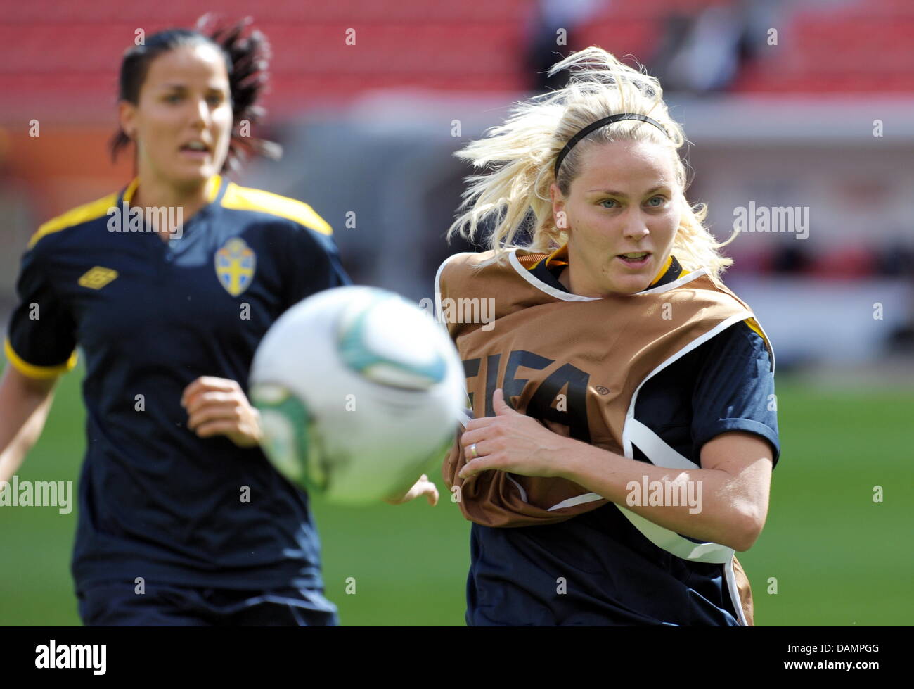 In Svezia il Lisa Dahlkvist (R) e Jessica Landstrom giocare la palla durante la pratica presso la Coppa del Mondo Donne stadium di Leverkusen, Germania, 27 giugno 2011. La Svezia gioca contro la Columbia nel gruppo C il 28 giugno 2011. Foto: FEDERICO GAMBARINI Foto Stock