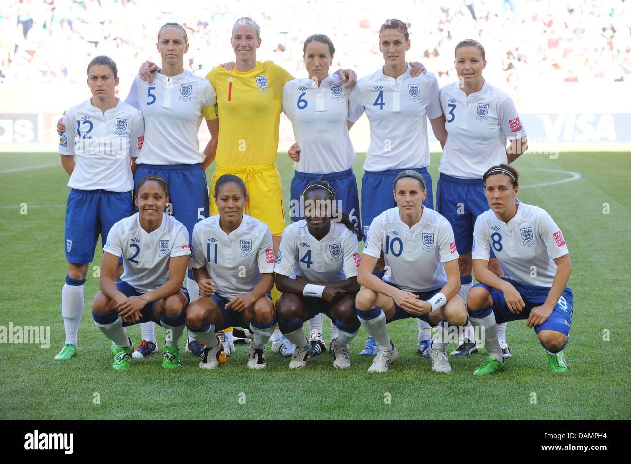I giocatori di Inghilterra (back-L-R) Karen Carney, Faye bianco, Karen Bardsley, Casey Stoney, Jill Scott, Rachel Unitt, anteriore (L-R) Alexandra Scott , Rachel Yankey, Eniola Aluko, Kelly Smith, Fara Williams, pongono prima del gruppo B corrisponde il Messico contro l'Inghilterra di FIFA Coppa del Mondo Donne torneo di calcio all'Arena Allerpark Im a Wolfsburg, in Germania, il 27 giugno 2011. Foto: Peter Steffen dpa Foto Stock