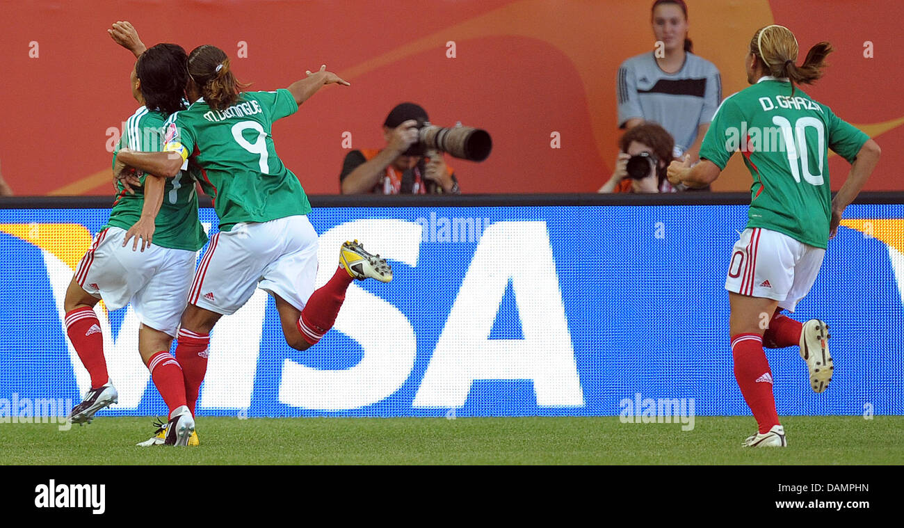 Monica Ocampo del Messico (L) celebra il suo 1-1 obiettivo con compagni di squadra Maribel Dominguez e Dinora Garza (R) durante il loro gruppo B corrisponde il Messico contro l'Inghilterra di FIFA Coppa del Mondo Donne torneo di calcio all'Arena Allerpark Im a Wolfsburg, in Germania, il 27 giugno 2011. Foto: Peter Steffen dpa/L  Foto Stock