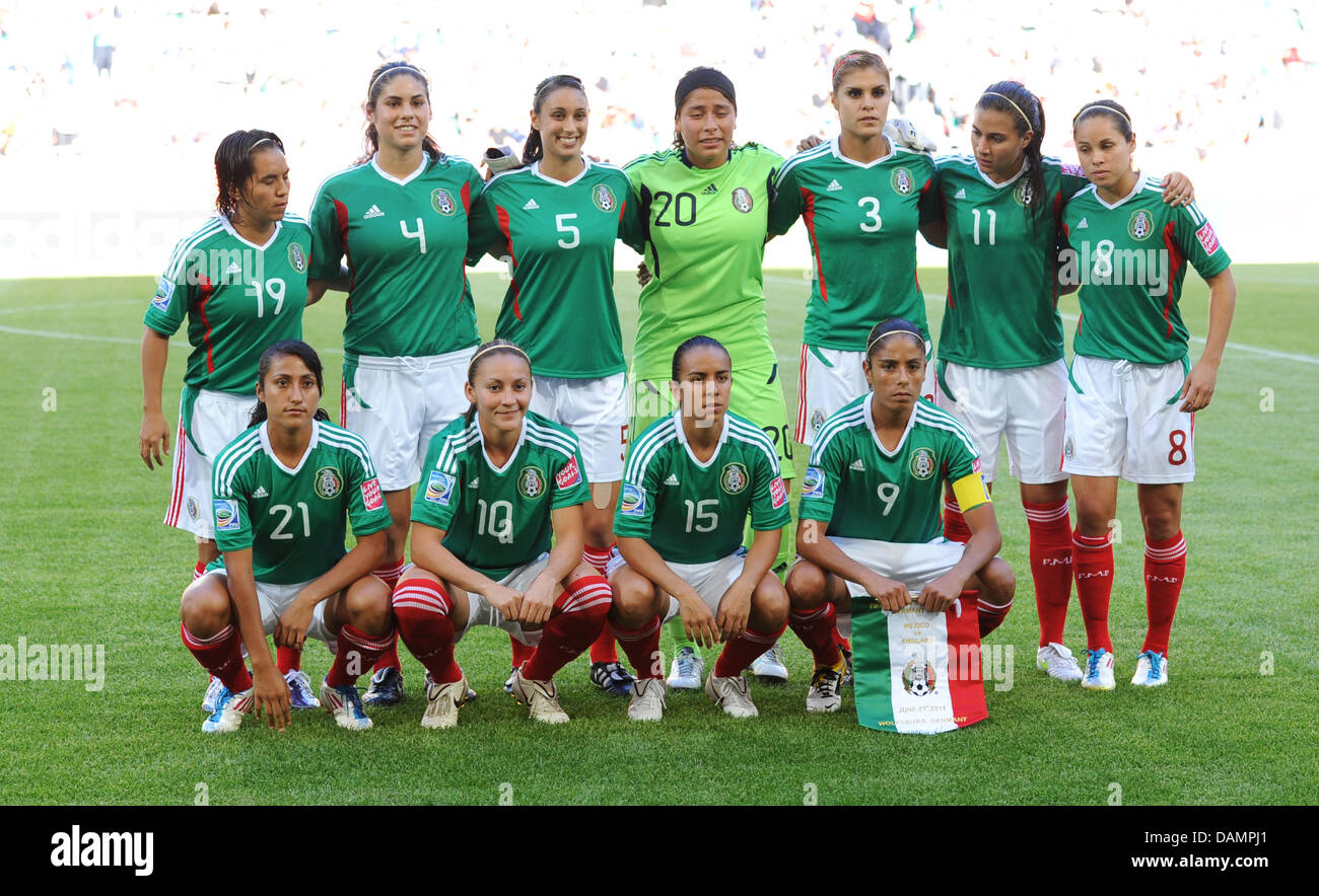 Team Messico (back-L-R) Monica Ocampo, Alina Garciamendez, Natalie Vinti, Cecilia Santiago, Marlene Sandoval, Nayeli Rangel, Teresa Worbis (anteriore L-R) Sandra sindaco, Dinora Garza , Luz del Rosario Saucedo, Maribel Domínguez pone prima del gruppo B corrisponde il Messico contro l'Inghilterra di FIFA Coppa del Mondo Donne torneo di calcio all'Arena Allerpark Im a Wolfsburg, in Germania, 27 giugno 201 Foto Stock