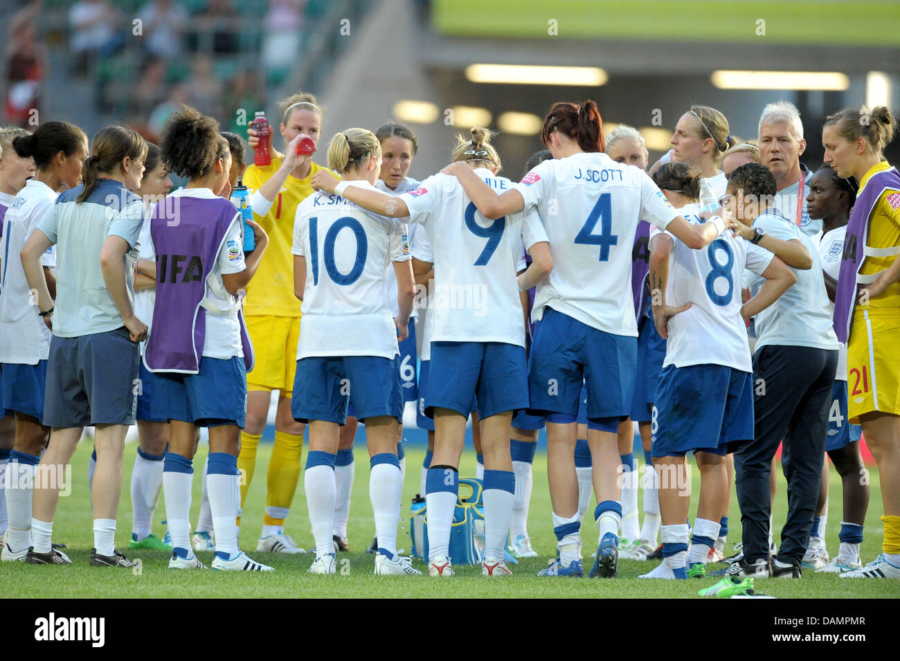 I giocatori di Inghilterra celebrare dopo il loro gruppo B corrisponde il Messico contro l'Inghilterra di FIFA Coppa del Mondo Donne torneo di calcio all'Arena Allerpark Im a Wolfsburg, in Germania, il 27 giugno 2011. Foto: Peter Steffen dpa/L  Foto Stock