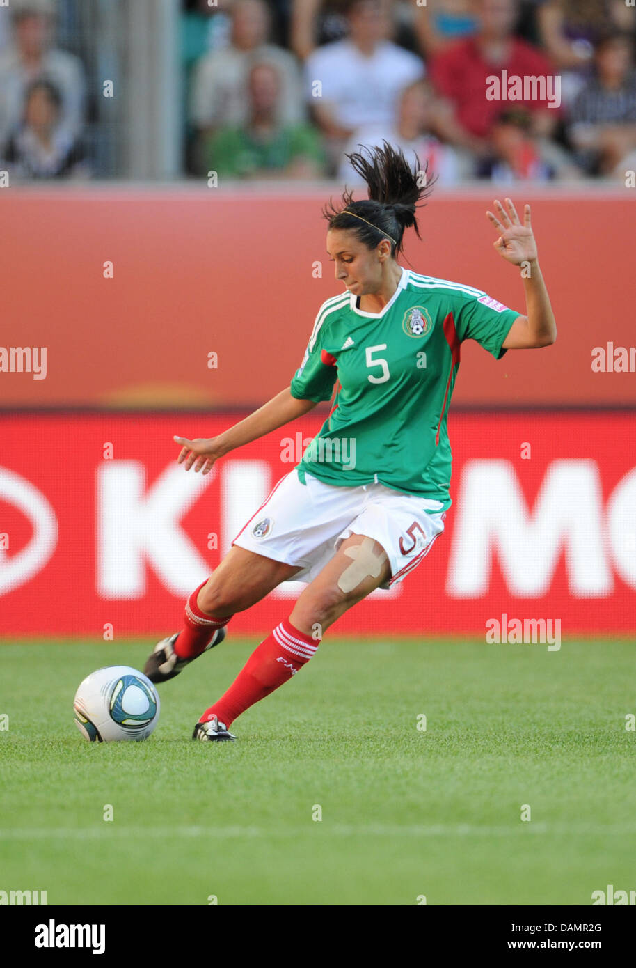 Natalie Vinti del Messico controlla la sfera durante il Gruppo B corrisponde il Messico contro l'Inghilterra di FIFA Coppa del Mondo Donne torneo di calcio all'Arena Allerpark Im a Wolfsburg, in Germania, il 27 giugno 2011. Foto: Julian Stratenschulte dpa Foto Stock