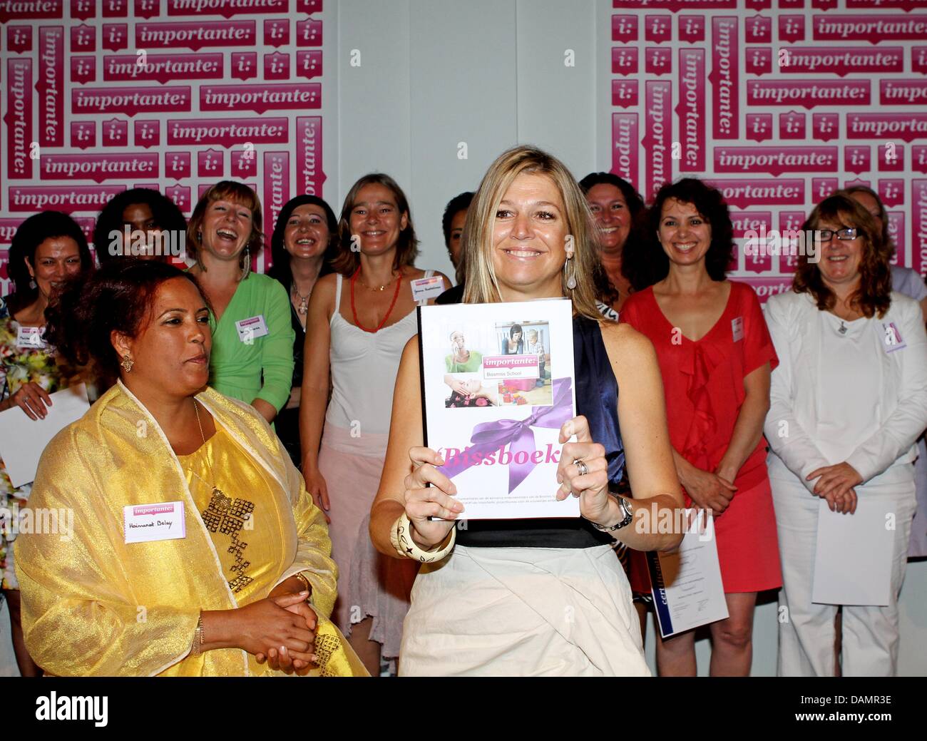 La Principessa olandese Maxima (C) assiste la conferenza giubilare della Ponderosa, un ufficio di progetto di ambizione femminile, all'Aia, 28 giugno 2011. La conferenza è intitolata le donne e enterprise, lavorando sulla partecipazione di sottolineare l'importanza dell'indipendenza economica delle donne. Foto: Patrick van Katwijk PAESI BASSI FUORI Foto Stock