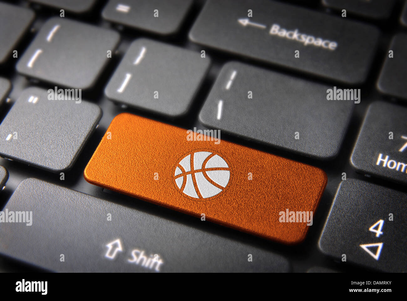 Chiave di sport con il basket icona sulla tastiera del notebook. Incluso percorso di clipping, così puoi modificare facilmente. Foto Stock
