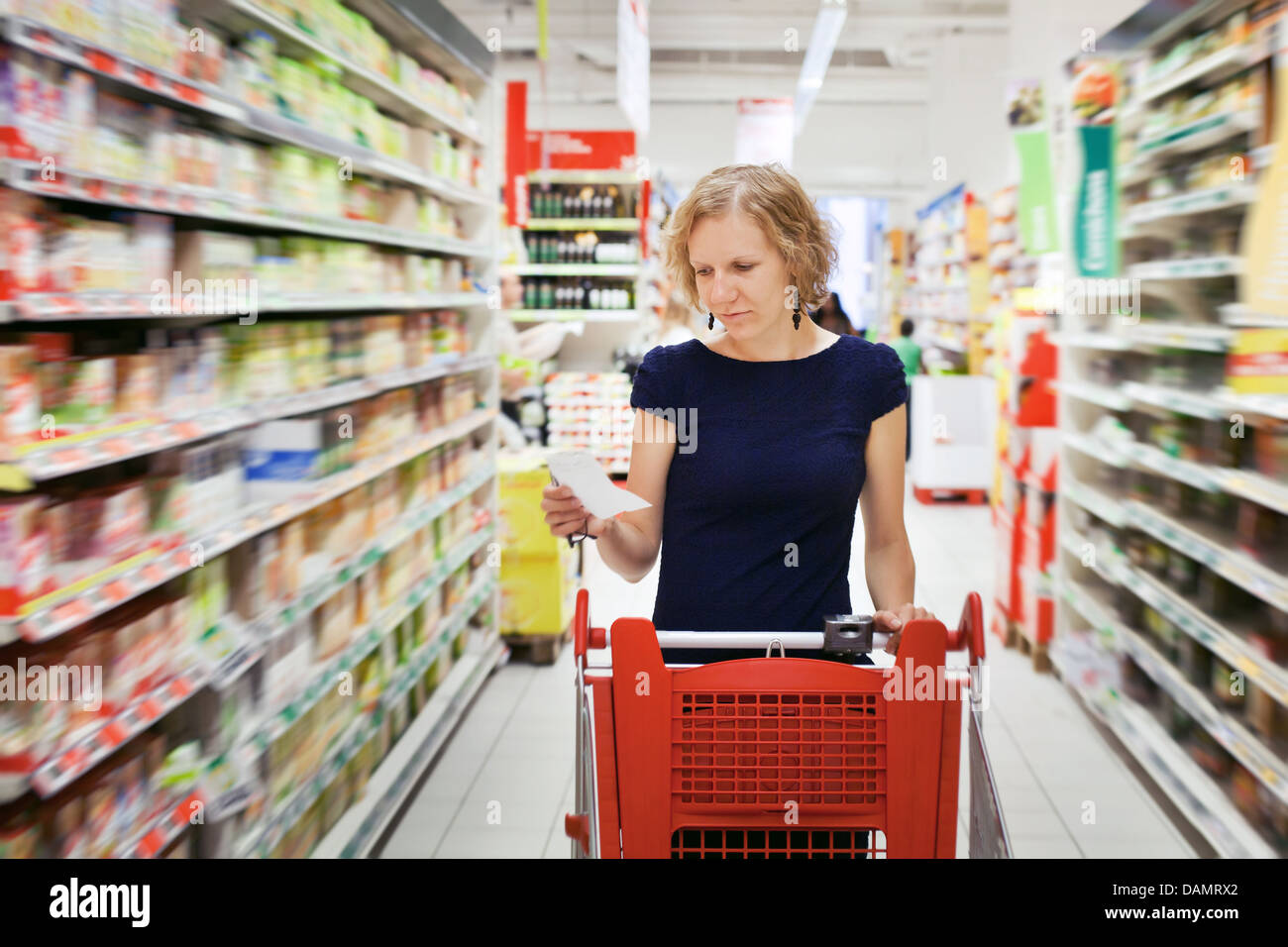 La donna nel supermercato, negozi Foto Stock