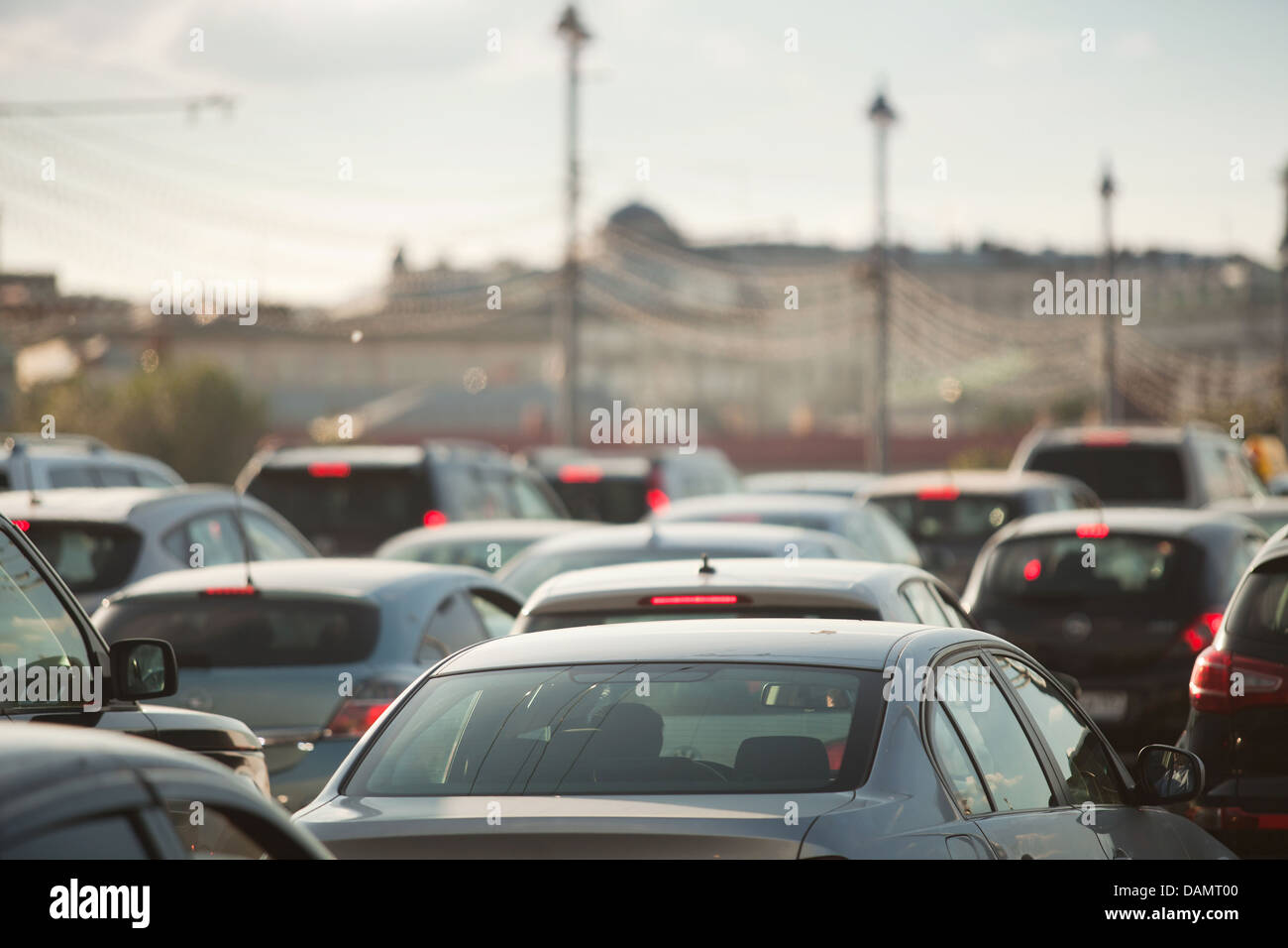 Automobili nel traffico in una città durante le ore di punta Foto Stock