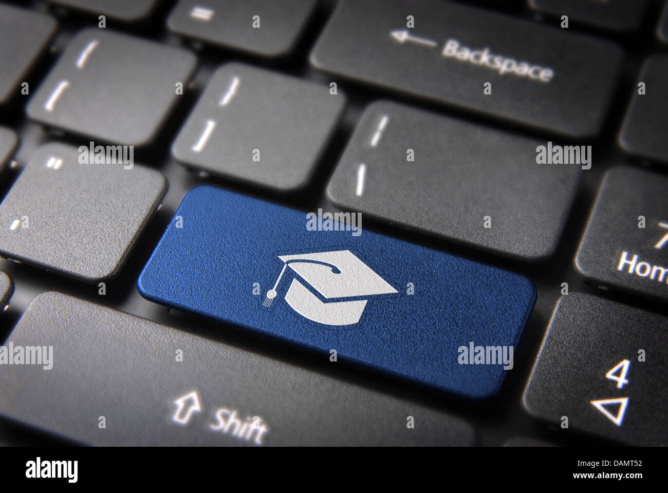 L'istruzione key con graduazione hat icona sulla tastiera del notebook. Incluso percorso di clipping, così puoi modificare facilmente. Foto Stock