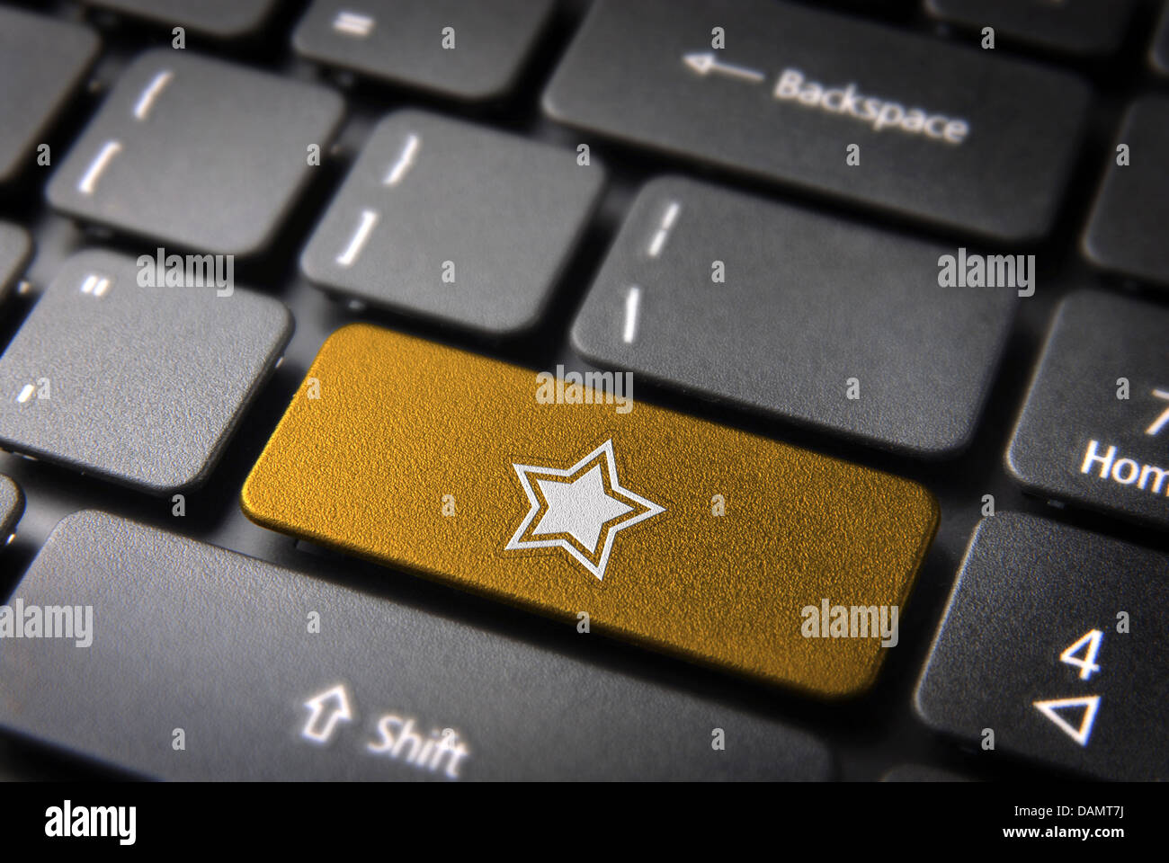 Chiave di intrattenimento con icona a forma di stella sulla tastiera del notebook. Incluso percorso di clipping, così puoi modificare facilmente. Foto Stock