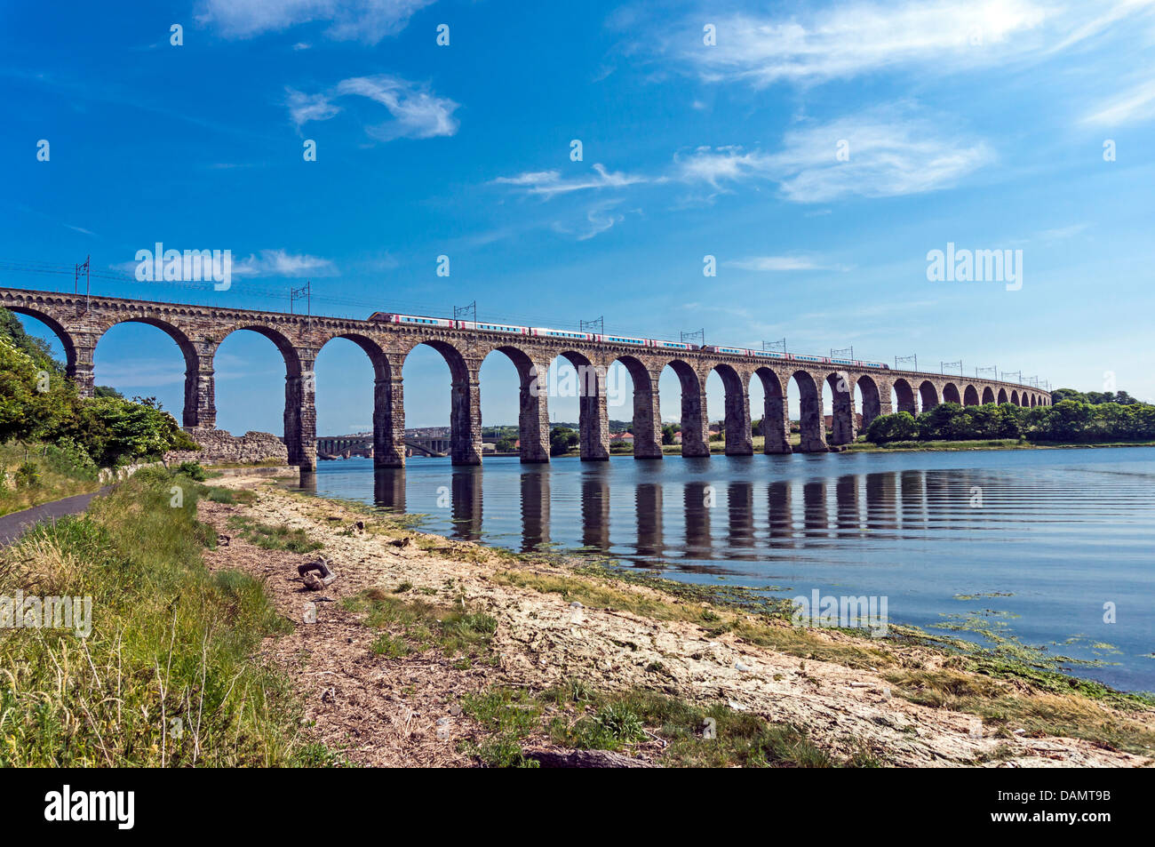 Il Royal ponte di frontiera a Berwick-upon-Tweed in Inghilterra con Cross Country due serie Voyager il treno in direzione di Edinburgo Foto Stock