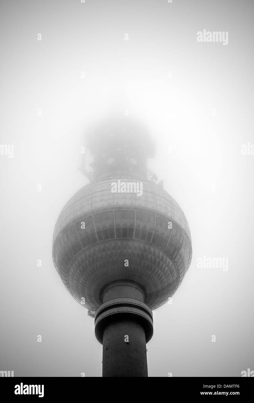 Alexanderplatz di Berlino. Germania. Fernsehturm torre della TV nella nebbia Foto Stock