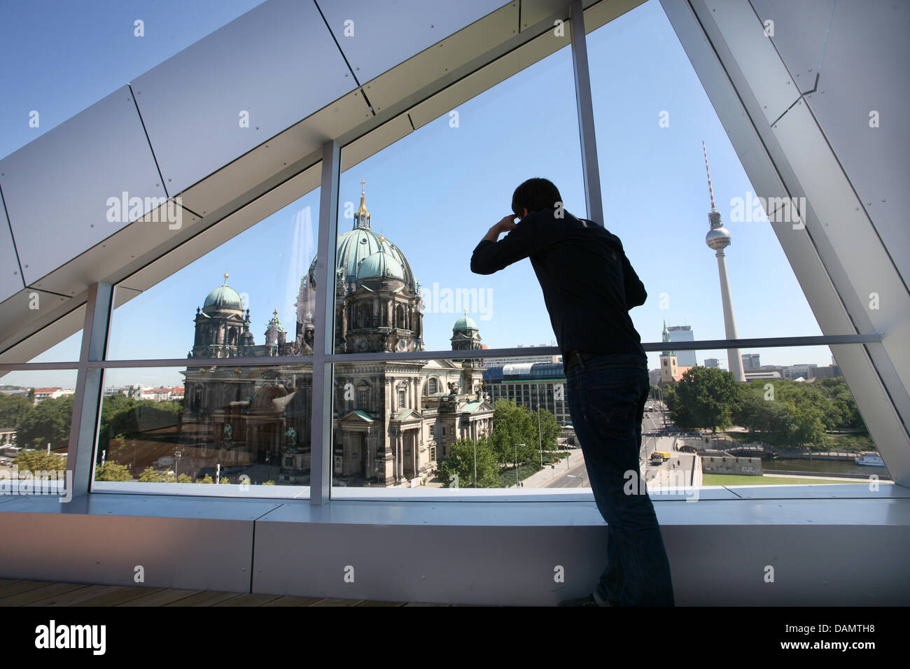 Un visitatore guarda fuori da una finestra di information center Humboldt-Box e gode della vista della Cattedrale di Berlino e la torre della televisione di Berlino, Germania, 29 giugno 2011. Il Humboldt-Box è aperto al pubblico il 30 giugno 2011 ed è un grande 2000 mq di information center che offre insight nella ricostruzione del Berliner Stadtschloss (Berlin City Palace). Foto: Stephanie Foto Stock