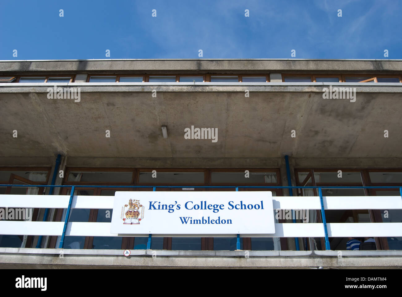 La facciata della casa delle barche di Wimbledon di Kings College School, affacciata sul fiume Tamigi a Putney, a sud-ovest di Londra - Inghilterra Foto Stock