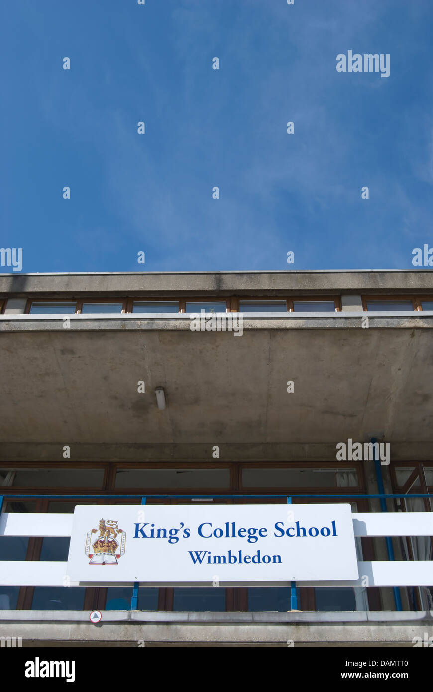 La facciata della casa delle barche di Wimbledon di Kings College School, affacciata sul fiume Tamigi a Putney, a sud-ovest di Londra - Inghilterra Foto Stock