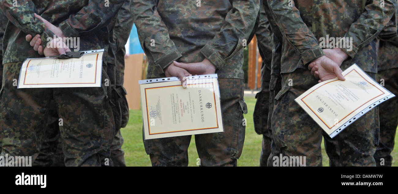 I soldati del XII Brigata corazzata stand in una fila witrh certificati di servizio presso la caserma Leopold durante il loro ufficiale scarica dalla base del servizio militare a Amberg, Germania, 29 giugno 2011. Per più di 12.000 yound uomini in Germania, il servizio militare obbligatorio termina il 01 luglio 2011. Foto: DANIEL KARMANN Foto Stock