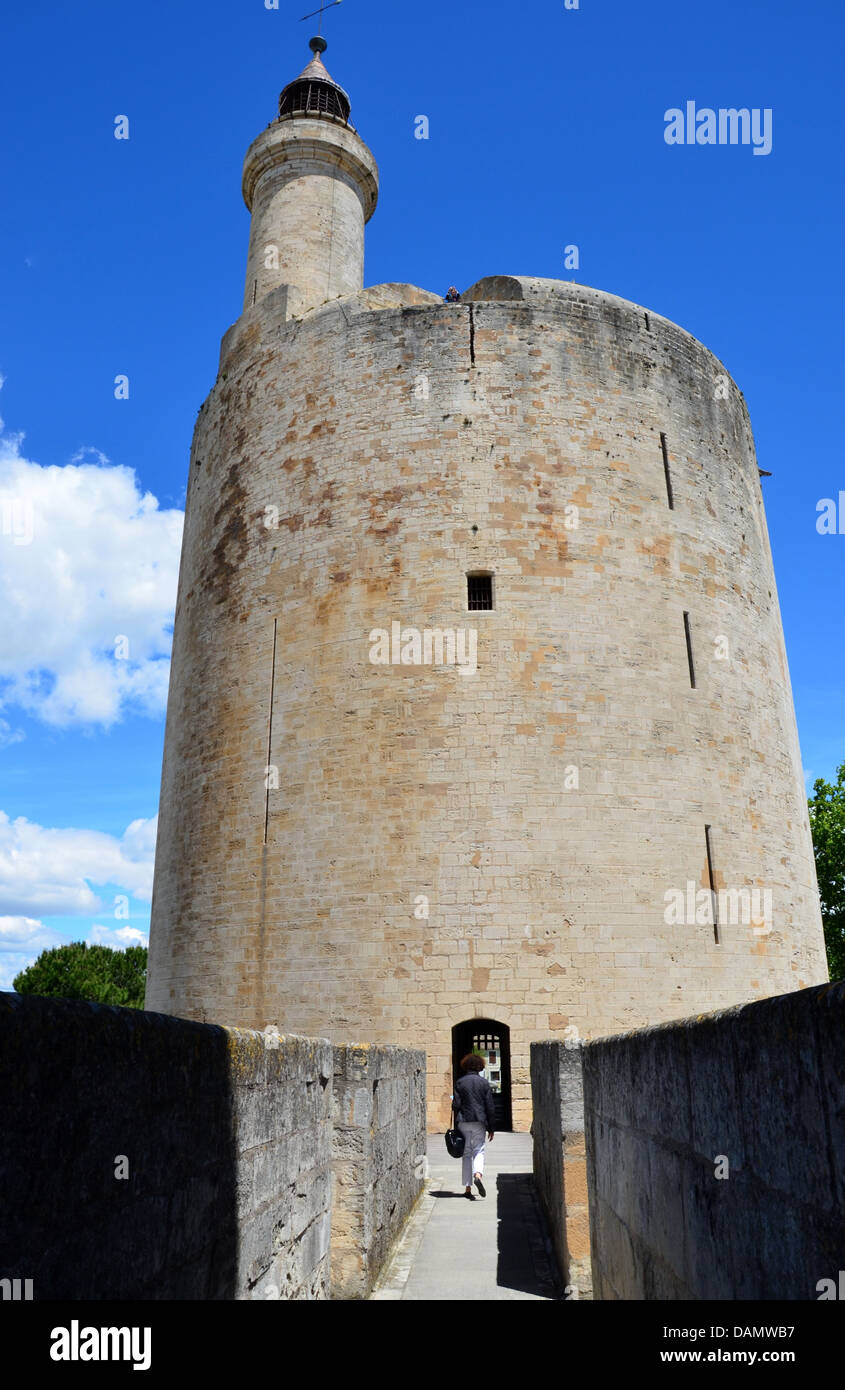 Aigues-Mortes è un comune francese del dipartimento del Gard nella regione occitanie della Francia meridionale. Foto Stock