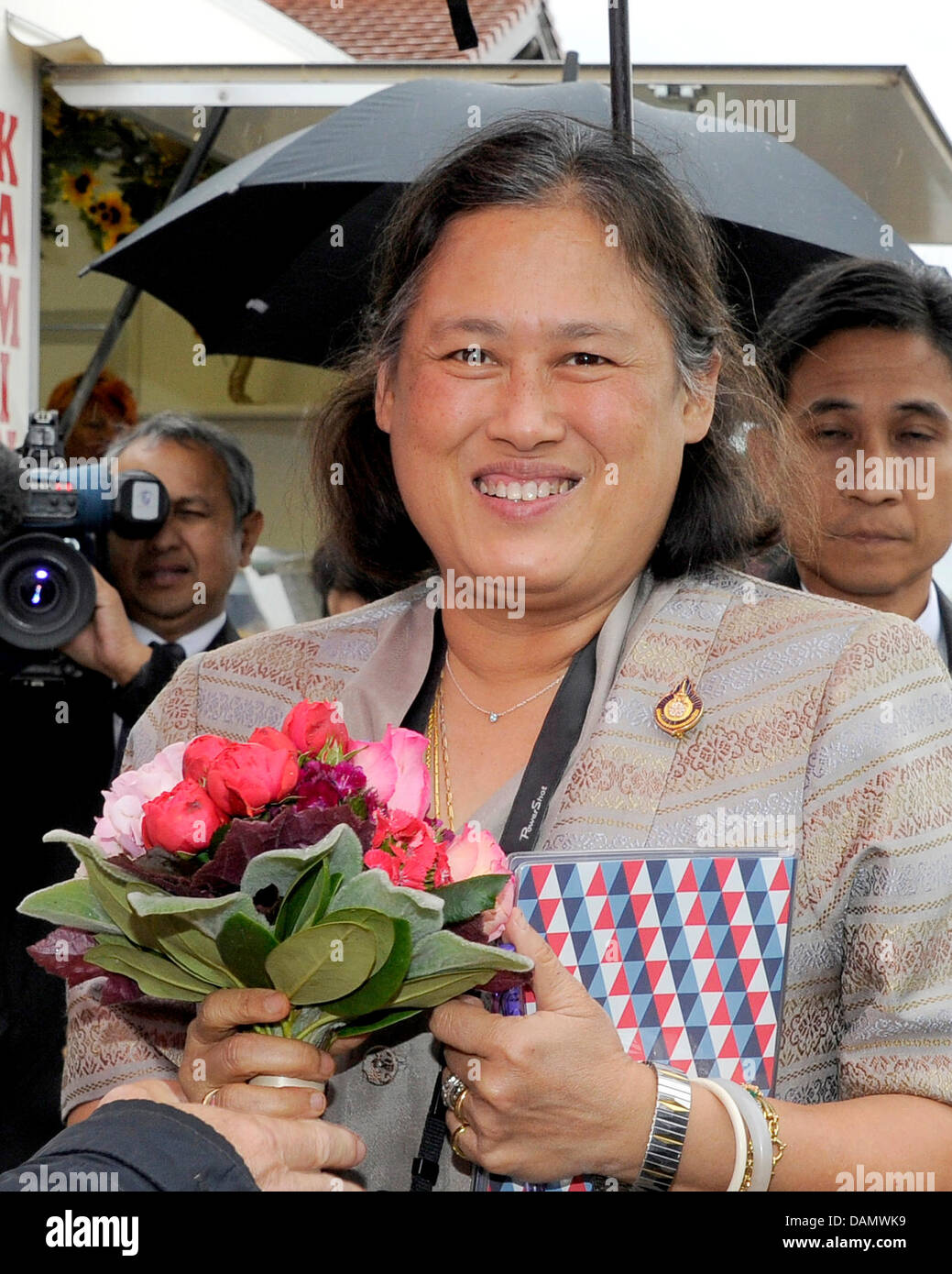 Die thailändische Prinzessin Maha Chakri Sirindhorn wird am Donnerstag (30.06.2011) Spargelhof im in Klaistow Mit einem Blumenstraß begrüßt. Die Prinzessin wollte sich über den Kürbisanbau und seine Verarbeitung zu verschiedenen Endprodukten informieren. Foto: Bernd Settnik dpa/lbn +++(c) dpa - Bildfunk+++ Foto Stock