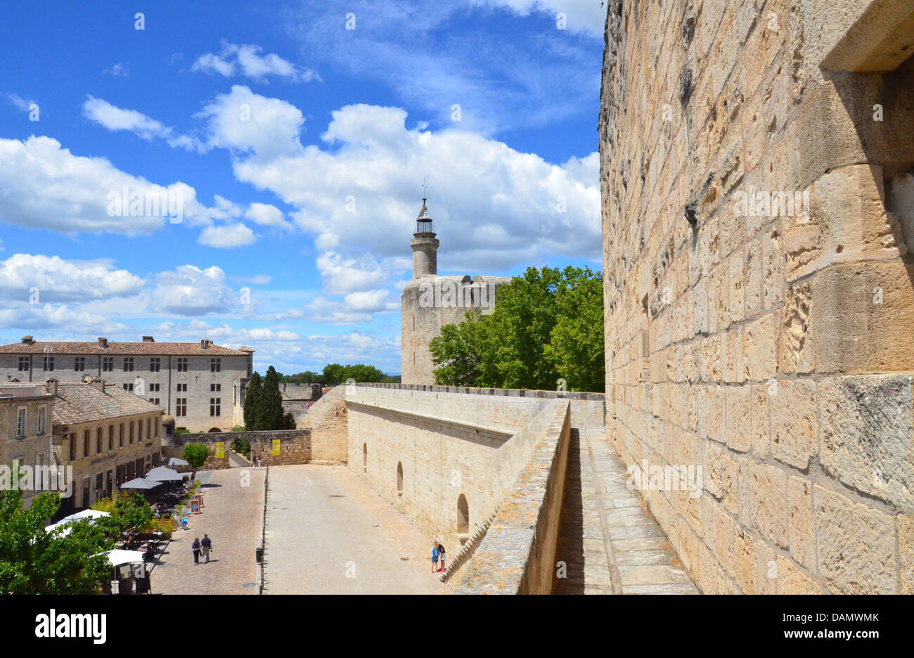 Aigues-Mortes è un comune francese del dipartimento del Gard nella regione occitanie della Francia meridionale. Foto Stock