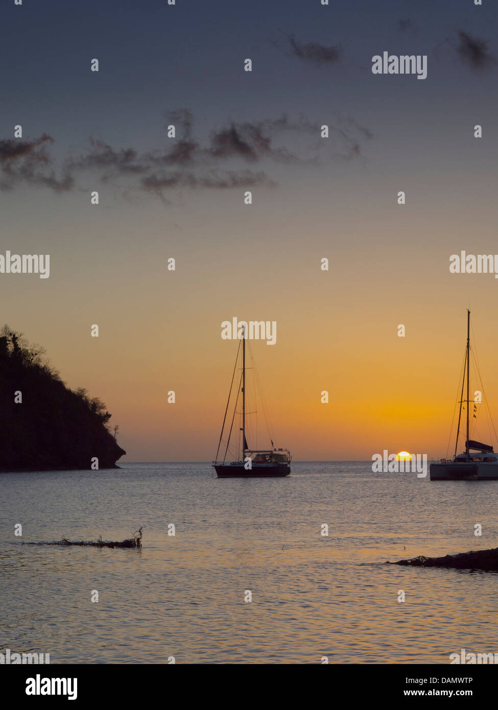 Caraibi scene : St Lucia. Sunet in Marigot Bay da 'Dolittles' Foto Stock