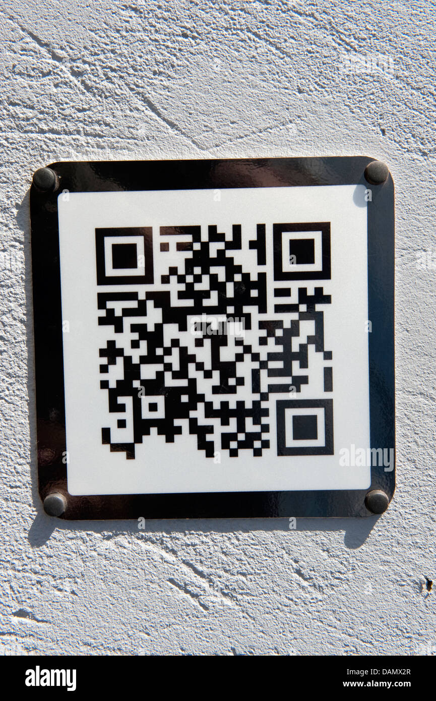 Codice QR Piazza segno nero sul muro bianco Foto Stock