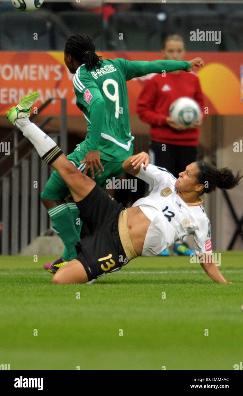 Celia Okoyino Da Mbabi della Germania (R) e Desiderio Oparanozie della Nigeria lotta per la palla durante il Gruppo una partita Germania contro la Nigeria di FIFA femminile di Coppa del Mondo di calcio torneo di FIFA Coppa del Mondo Donne Stadium di Francoforte, Germania, 30 giugno 2011. La Germania ha vinto la partita con 1-0. Foto: Federico Gambarini dpa/i Foto Stock