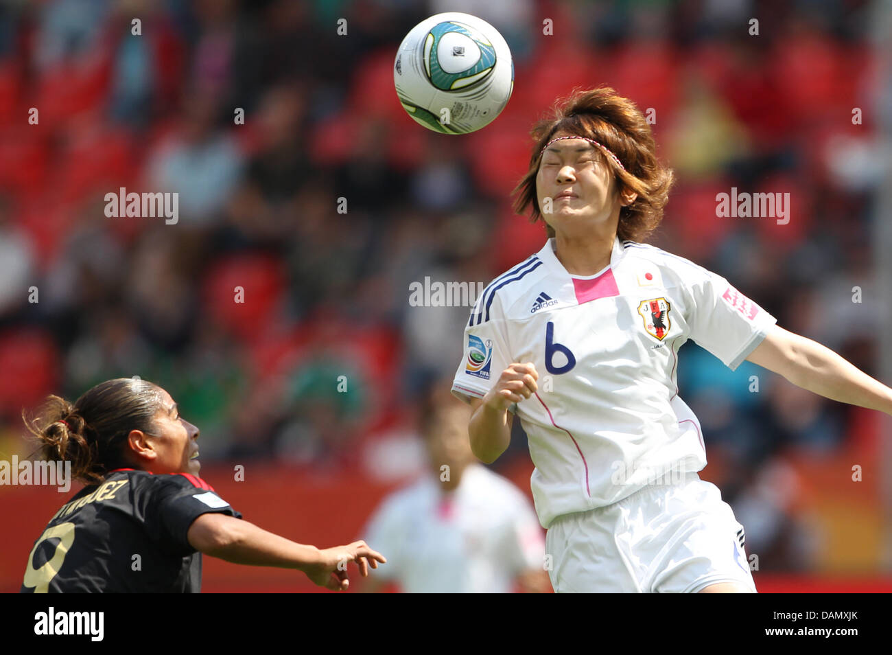 Mizuho Sakaguchi (r) del Giappone e Maribel Dominguez (l) del Messico lotta per la palla durante il Gruppo B corrisponde il Giappone contro il Messico di FIFA femminile di Coppa del Mondo di calcio torneo di FIFA Coppa del Mondo Donne Stadium di Leverkusen Germania, 01 luglio 2011. Foto: Friso Gentsch dpa/lnw +++(c) dpa - Bildfunk+++ Foto Stock