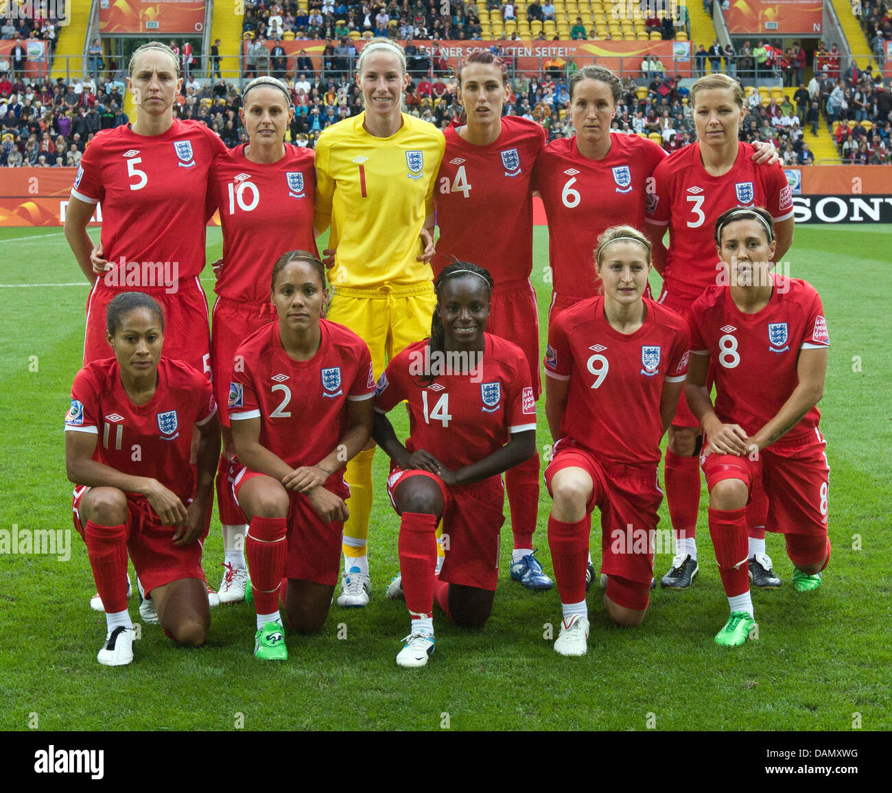 Team di Inghilterra (back-L-R) Faye bianco, Kelly Smith, Karen Bardsley, Jill Scott, Casey Stoney, Rachel Unitt (anteriore L-R) Rachel Yankey, Alex Scott, Eniola Aluko, Ellen White, Fara Williams; in posa per una foto di gruppo prima del gruppo B corrisponde la Nuova Zelanda contro l'Inghilterra di FIFA Coppa del Mondo Femminile torneo di calcio a: Stadio Rudolf Harbig a Dresda, Germania, 01 luglio 2011. Foto: Jen Foto Stock