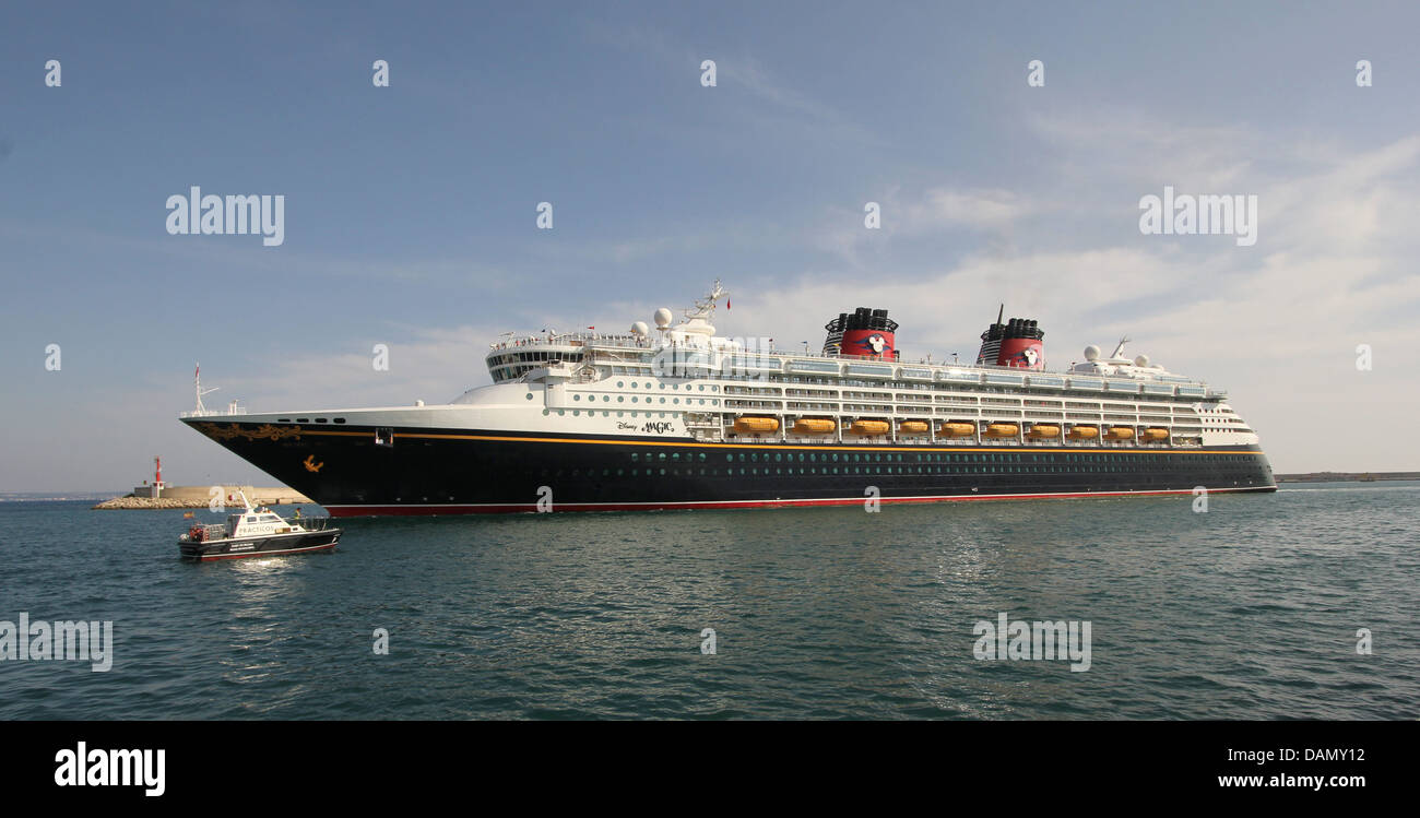 Disney Cruise Line nave da crociera "Disney Magic" (294 metri) - a tardo pomeriggio partenza - con PRACTICOS / Porta barca pilota escort Foto Stock