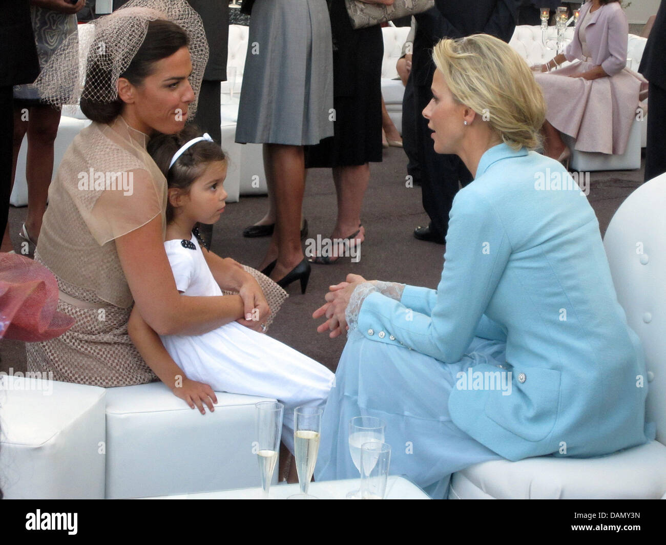 La principessa Charlene di Monaco (r) in chat con la sua domestica di onore Donatella Knecht de Massy dopo il suo matrimonio civile presso la Piazza del Palazzo a Monaco, 01 luglio 2011. La cerimonia religiosa sarà celebrata il 02 luglio. Foto: Ulrike Koltermann dpa +++(c) dpa - Bildfunk+++ Foto Stock