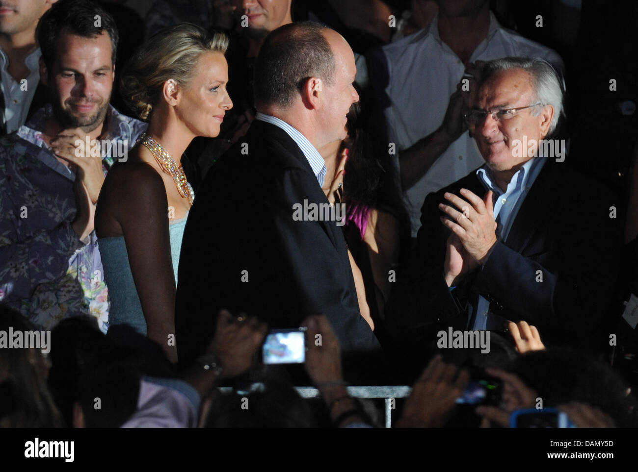 La coppia di sposini il Principe Alberto II di Monaco e la moglie Charlene assistere ad un concerto del musicista di Jean Michel Jarre, 01 luglio 2011, a Porto Ercole. Foto: Jochen Lübke dpa +++(c) dpa - Bildfunk+++ Foto Stock