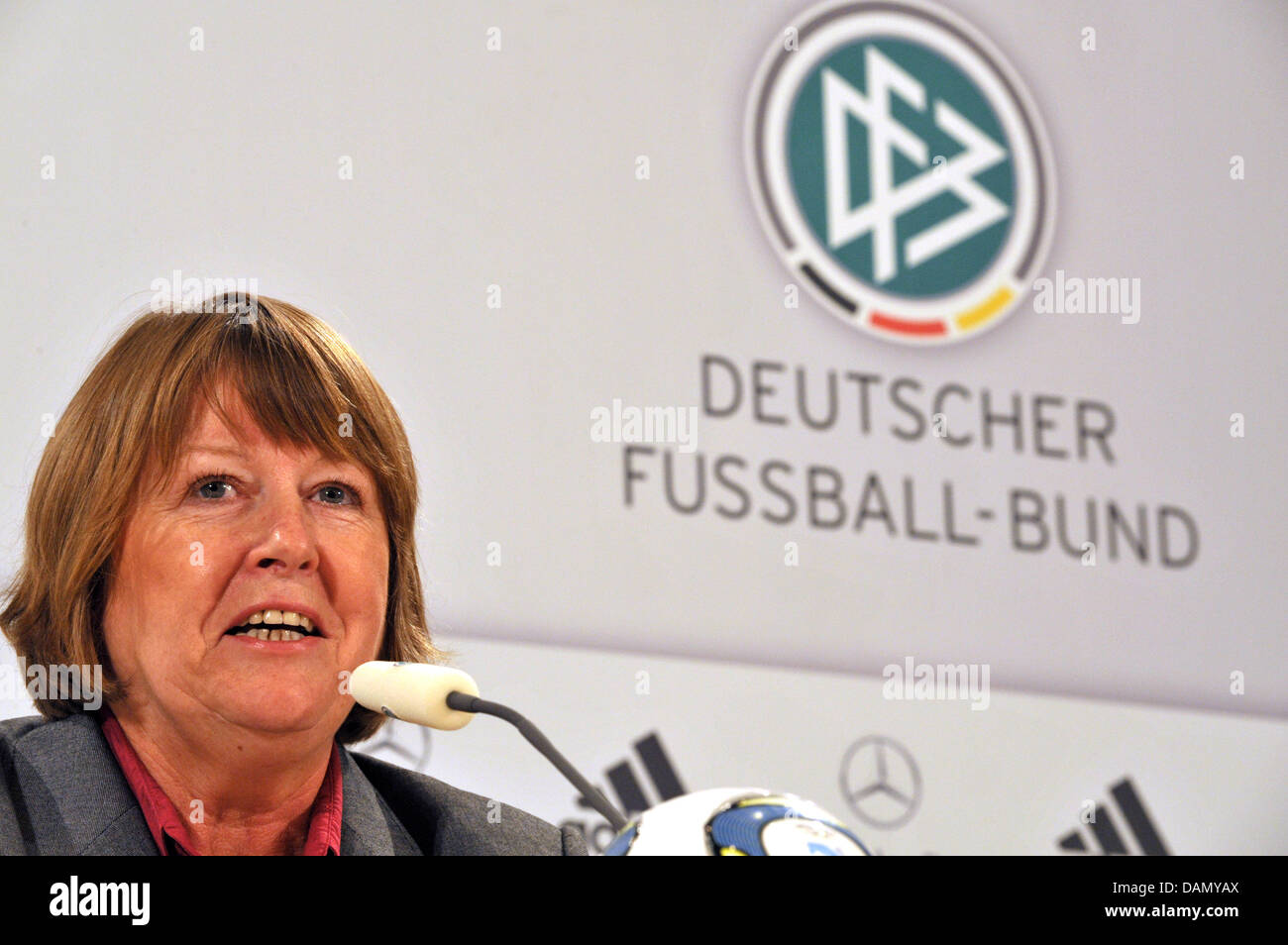 Vice presidente della tedesca football association (DFB) Hannelore Ratzeburg parla durante la conferenza stampa del tedesco della Nazionale femminile a Duesseldorf in Germania, 02 luglio 2011. Foto: CARMEN JASPERSEN Foto Stock