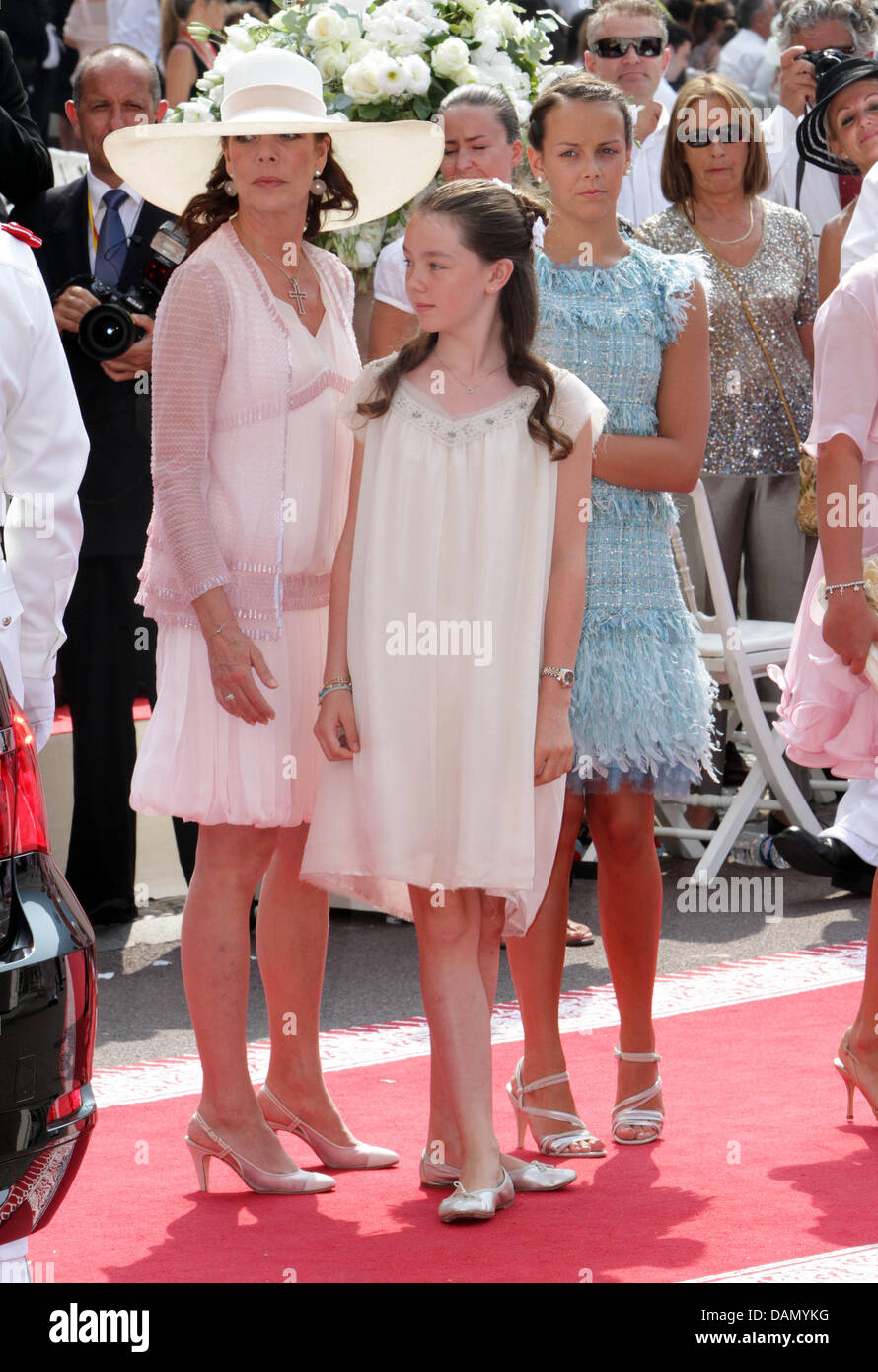 La principessa Carolina di Hannover, la Principessa Alexandra e Pauline Ducruet arrivare per le nozze religiose del Principe Alberto II e Charlene Wittstock nel Palazzo del Principe di Monaco, 02 luglio 2011. Alcuni 3500 Gli ospiti sono tenuti a seguire la cerimonia nel cortile principale del palazzo. Foto: Albert Nieboer Foto Stock