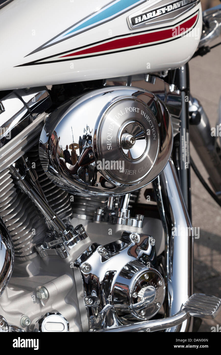 Close up di Harley Davidson motociclo v twin motore cromato Foto Stock