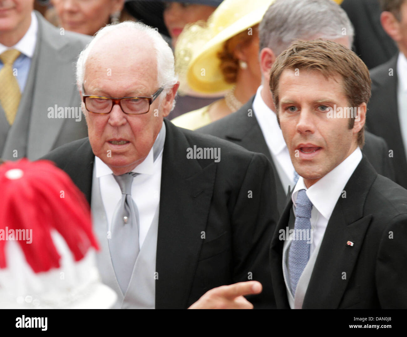 Il Principe Vittorio Emanuele di Savoia (L) e il principe Emanuele Filiberto di Venezia e Piemonte lasciare dopo le nozze religiose del Principe Alberto II e la principessa Charlene nel Palazzo del Principe di Monaco, 02 luglio 2011. La cerimonia ha avuto luogo nel cortile principale del Palazzo del Principe. Foto: Albert Nieboer Foto Stock