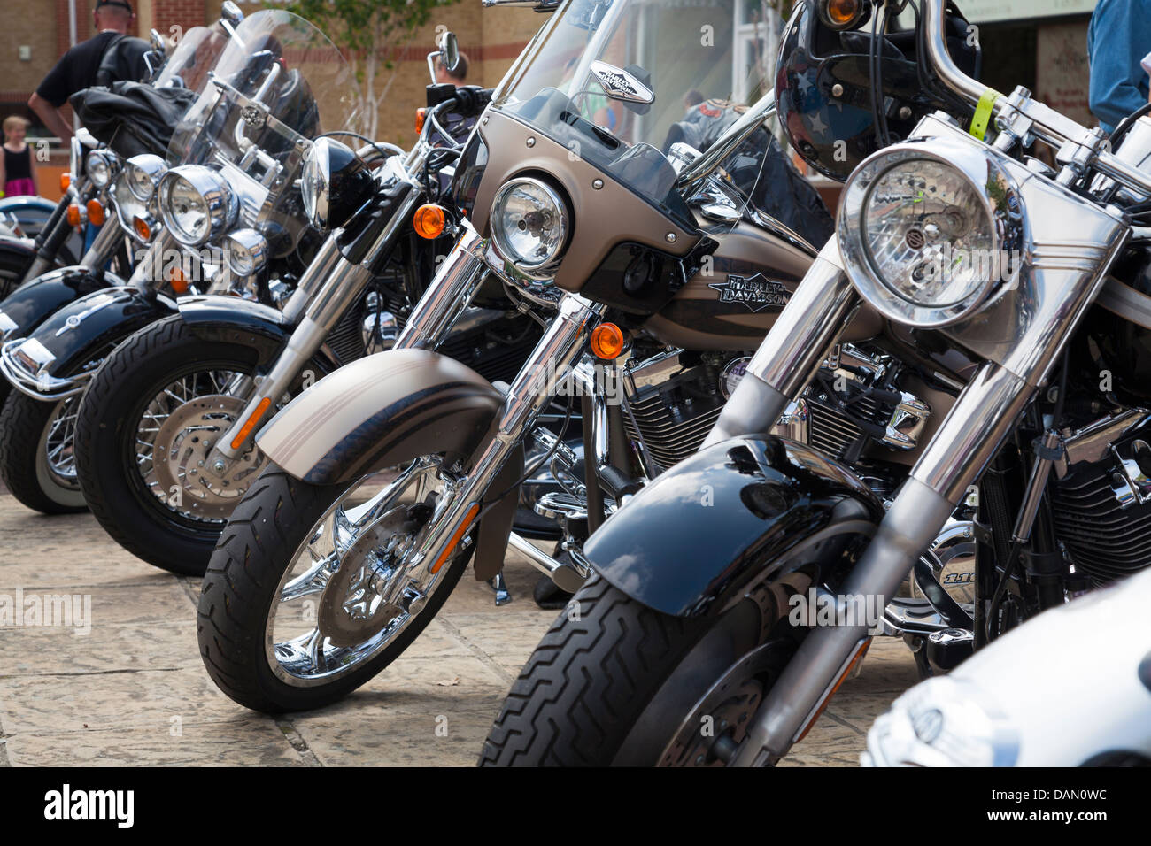 Fila di proiettori e di forcelle anteriori di Harley Davidson motocicli Foto Stock