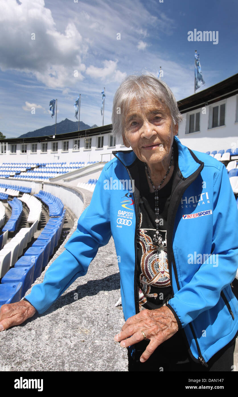 Ingeborg Woerndle sorge all'interno del salto con gli sci arena a Garmisch-Partenkirchen, in Germania, 29 giugno 2011. Durante le Olimpiadi del 1936 l'95-anno-vecchio ha lavorato come stadio annunciatore. Foto: Karl-Josef Hildenbrand Foto Stock