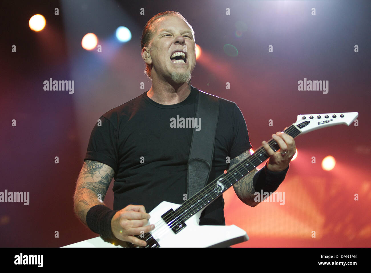 James Hetfield, cantante e chitarrista della band statunitense Metallica,  effettua in quattro grandi festival tour presso l'Arena di Gelsenkirchen,  Germania, 02 luglio 2011. Foto: Friso Gentsch Foto stock - Alamy