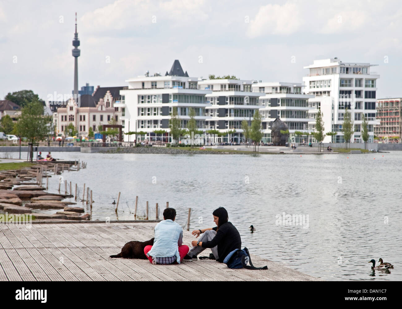 Lago di Phoenix, Florian tower e Medical Center in background, in Germania, in Renania settentrionale-Vestfalia, la zona della Ruhr, Dortmund Foto Stock