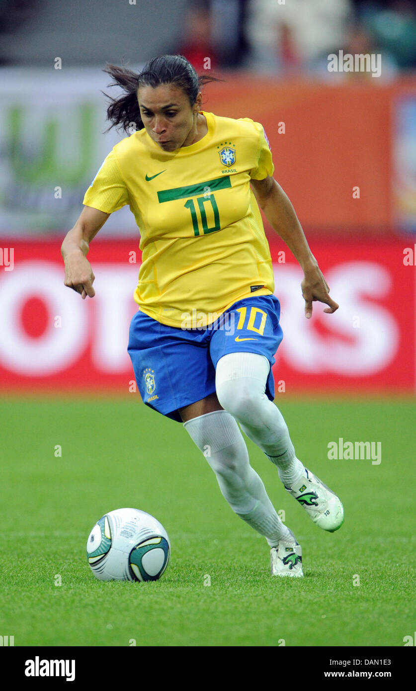 Marta del Brasile controlla la sfera durante il gruppo D match Brasile contro la Norvegia di FIFA Coppa del Mondo Donne torneo di calcio all'Arena Im Allerpark, Wolfsburg, Germania, 03 luglio 2011. Foto: Julian Stratenschulte dpa/L  +++(c) dpa - Bildfunk+++ Foto Stock