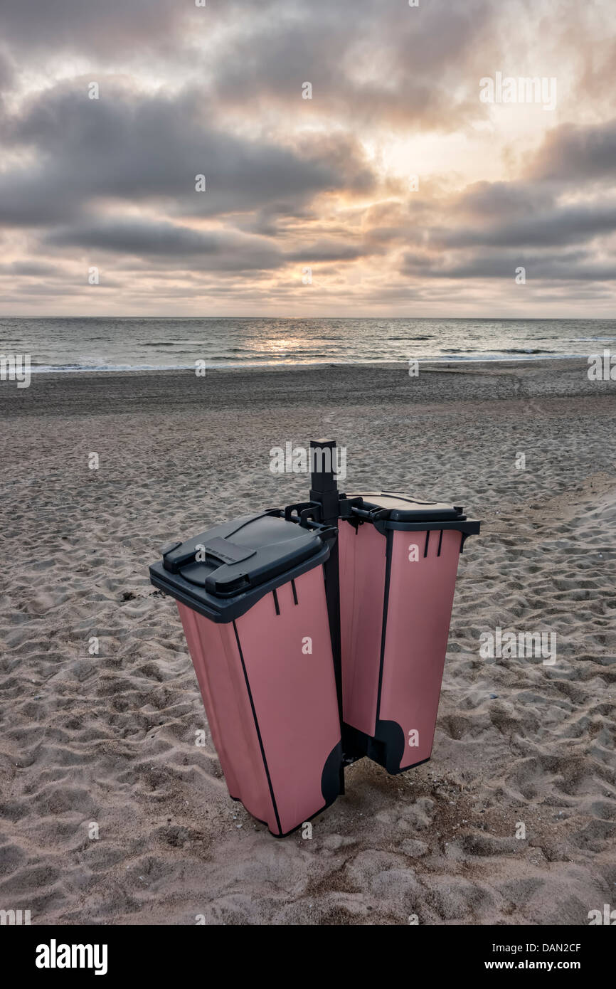 Scatole di lettiera sulla spiaggia in Houvig, Danimarca Foto Stock